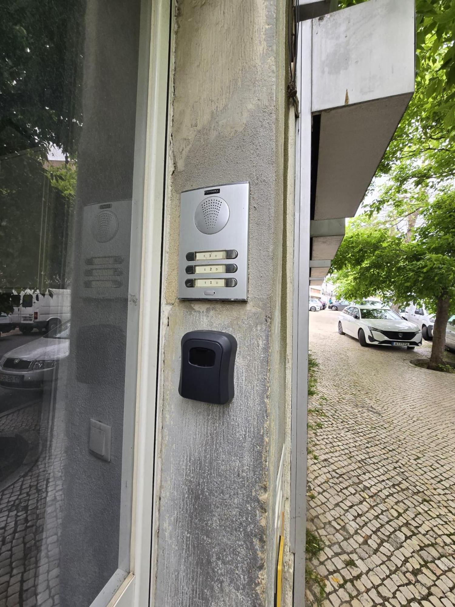 Comfy 3 Bedroom Apartment Campo De Ourique Lisbon Luaran gambar